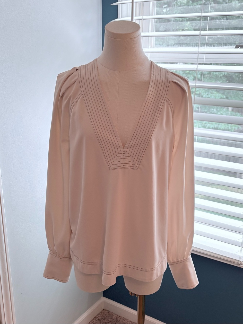 Veronica Beard Cream V-Neck Ruffled Hem Blouse